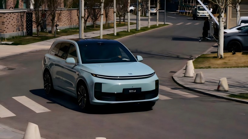 Uue ideaalse L6 ametlikud pildid debüteerivad Shanghai autonäitusel. See võtab vastu uhiuue Lidari ja sellel on uuendatud kiip.